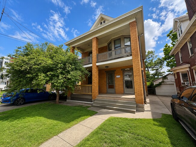 Building Photo - 6 Bed/2 Bath Mins. from UC Campus $600/pp ($3,600/mo)!
