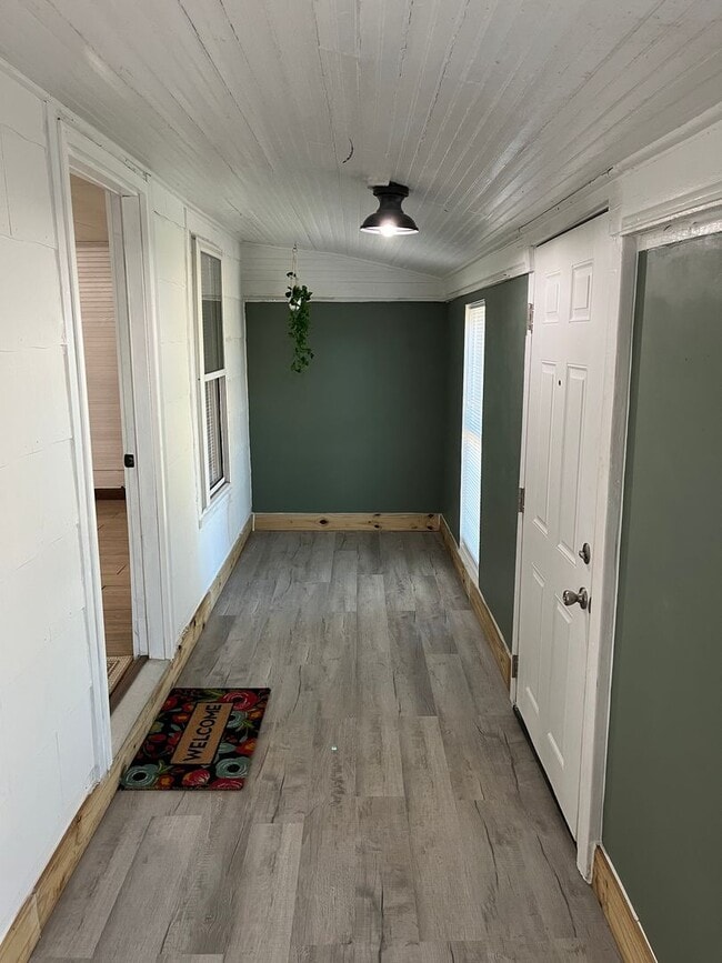 Building Photo - Cozy 2-Bedroom, 1-Bathroom Home