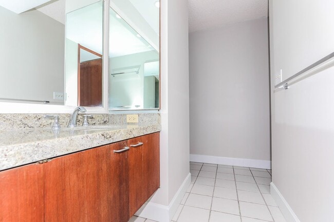 Building Photo - Naniwa Gardens - 1 bdrm/1 bath/1 covered p...