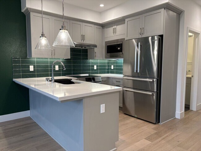 Building Photo - Modern 3BR/3BA Townhome in Prime Mountain View Location