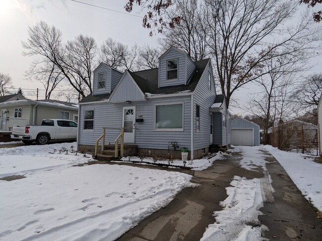 Building Photo - Charming 3-Bedroom Cape Cod in North Hill ...