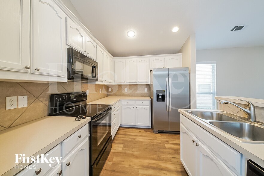 Building Photo - 6412 Regina Dr