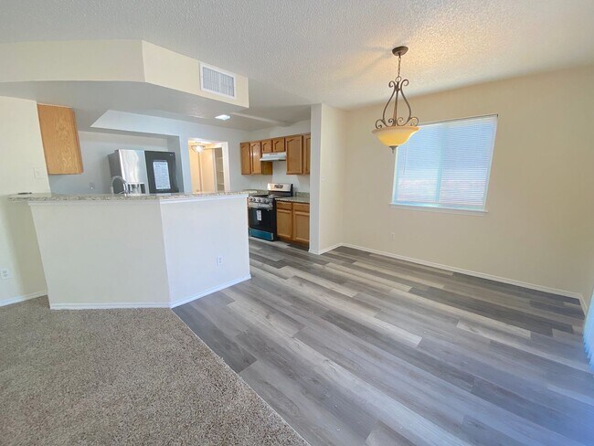 Building Photo - 4bed/2bath plus Bonus Loft!