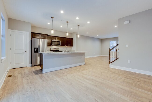 Building Photo - 3 Bedroom End Unit Townhouses in Franklin ...