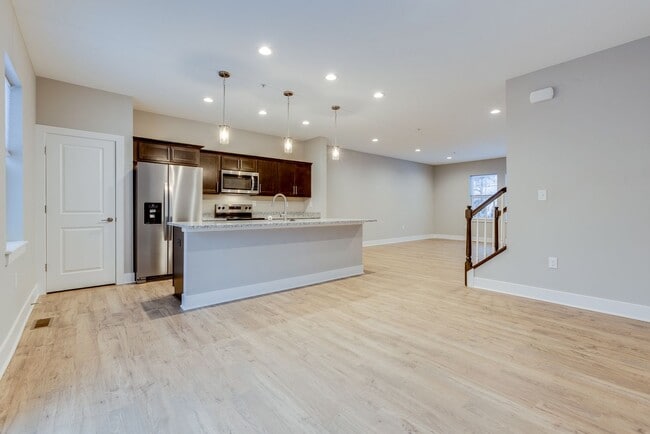 Building Photo - 3 Bedroom End Unit Townhouses in Franklin Regional School District