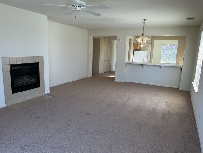 Building Photo - Gorgeous 3 Bedroom, 2 Bath Home in America...