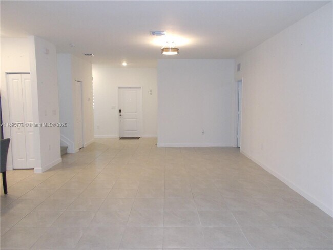 Building Photo - 879 SE 26th Ter