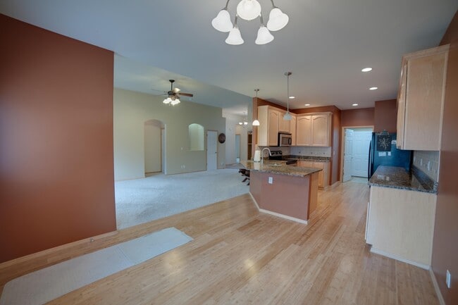 Building Photo - Large Single Family Home located near White Bluffs Elementary!