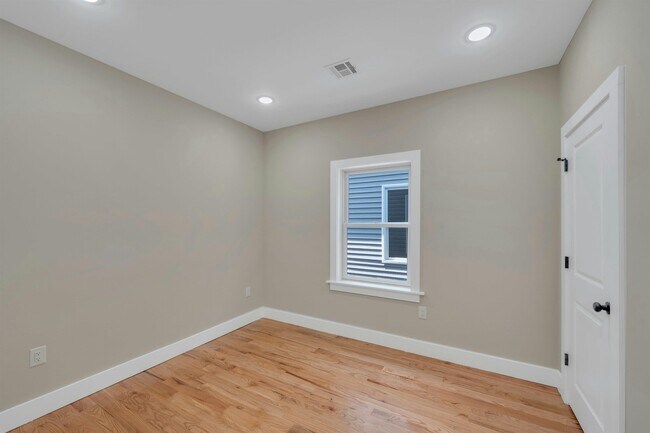 Building Photo - 275 Pearsall Ave