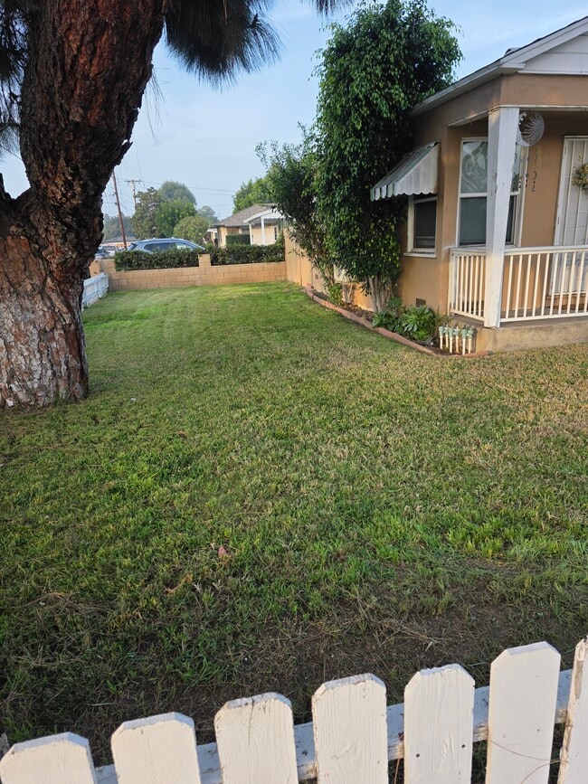 Building Photo - 731 W Maple Ave