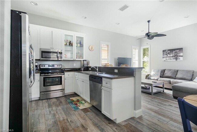 Building Photo - ** 4 Bed/3.5 Bath Single Family ~ 2 Car Garage Single Family Home ~ Lake Views **