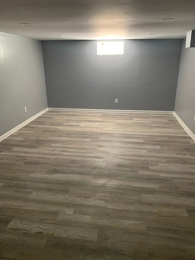 Building Photo - 447 Country Club Dr