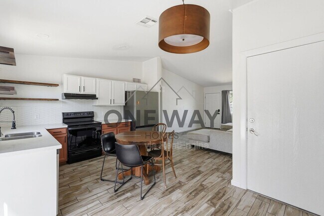 Building Photo - 1329 E Cholla St