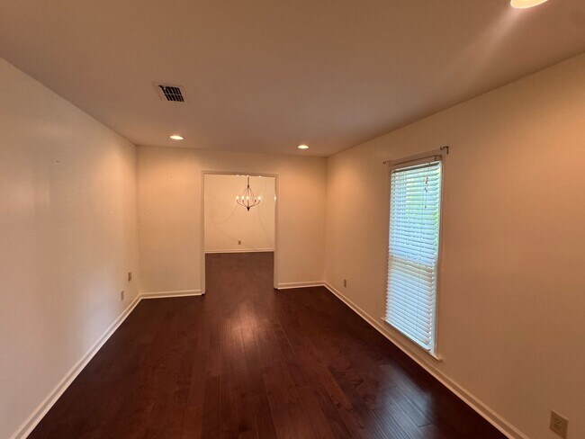 Building Photo - Beautiful home with over 2k square feet!