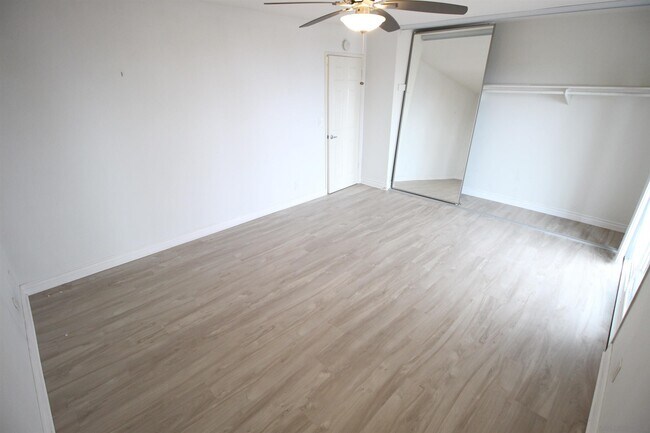 Building Photo - 2212 Edinburg Ave