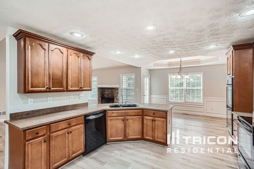 Building Photo - 930 Willow Hollow Dr