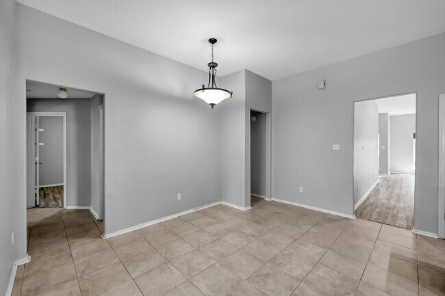 Building Photo - Cozy and quiet 4 bed 2 bath