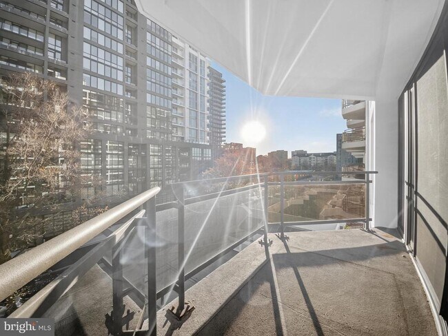 Building Photo - 1530 Key Blvd