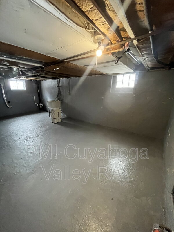 Building Photo - 165 Colony Crescent