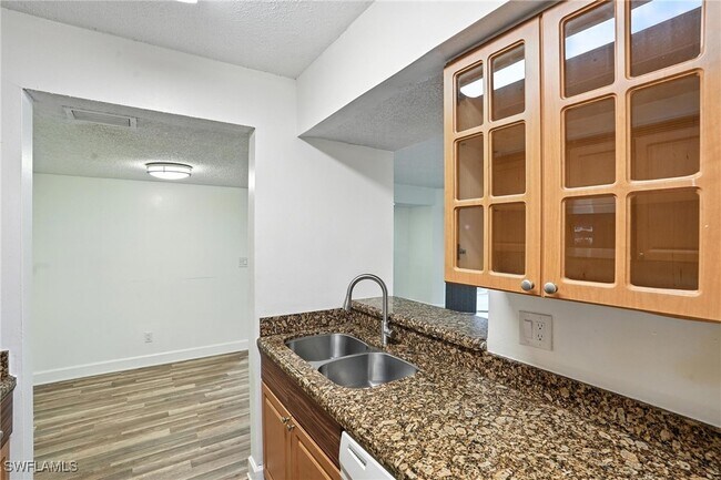 Building Photo - 201 Santa Clara Dr