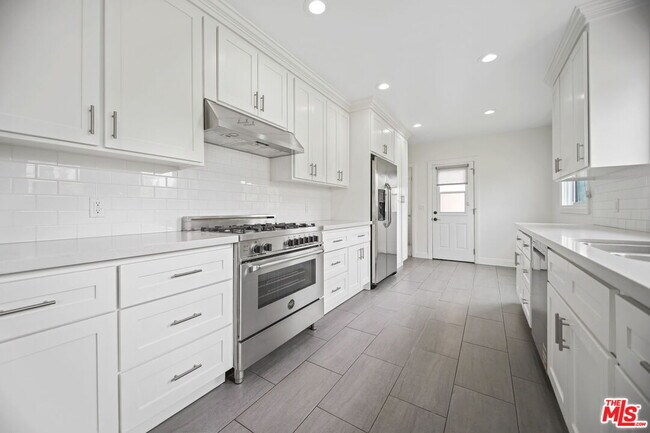 Building Photo - 1146 S Stanley Ave