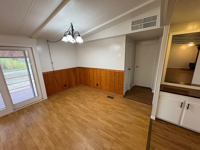 Building Photo - Pleasant Country Home Available Now!