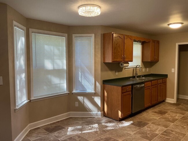 Building Photo - 824 Buckhorn Dr