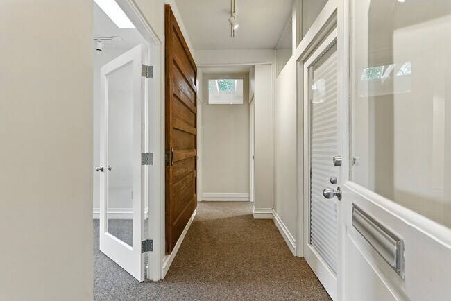 Building Photo - 906 NW 23rd Ave
