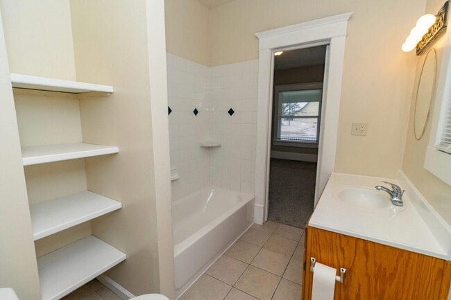 Building Photo - 1219 S Main St