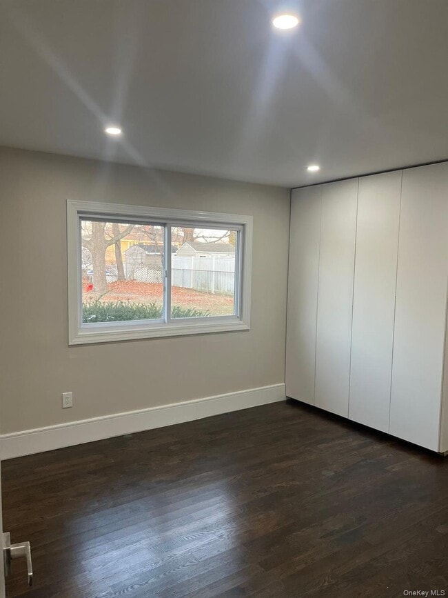 Building Photo - 5 Farmstead Rd