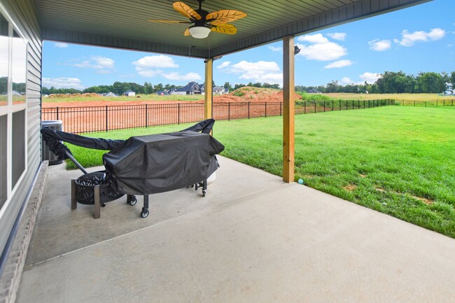 Building Photo - Pet Friendly Four Bedroom with Bonus!
