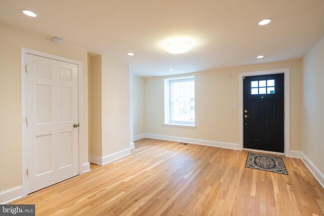 Building Photo - 110 Roxborough Ave