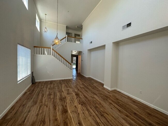 Building Photo - MOVE IN SPECIAL! 4 bed/3 bath with SOLAR