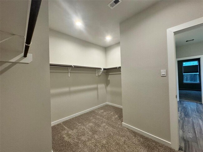 Building Photo - 14273 Lake Lodge Dr
