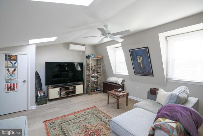 Building Photo - 332 S Alfred St