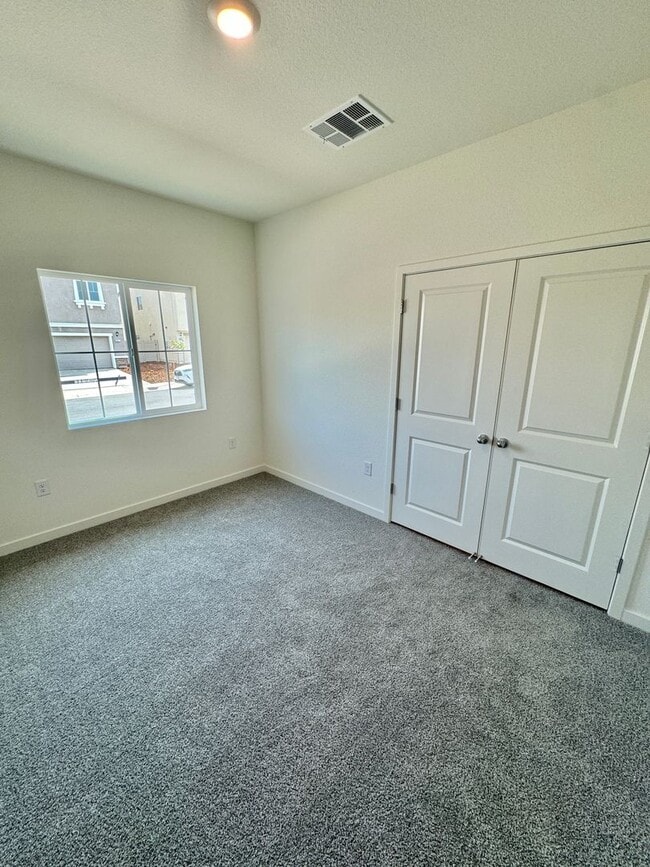 Building Photo - FOUR-FIVE/OFFICE BEDROOM THREE BATHROOM SEE VIDEO