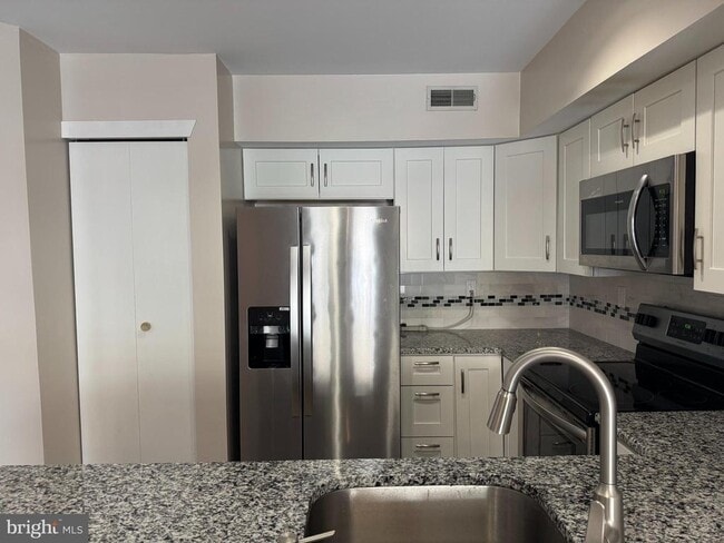 Building Photo - 1405 Roberts Way