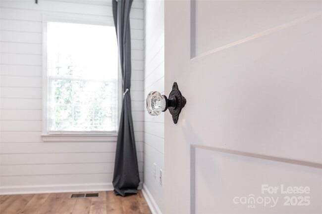 Building Photo - 542 Iverson Way