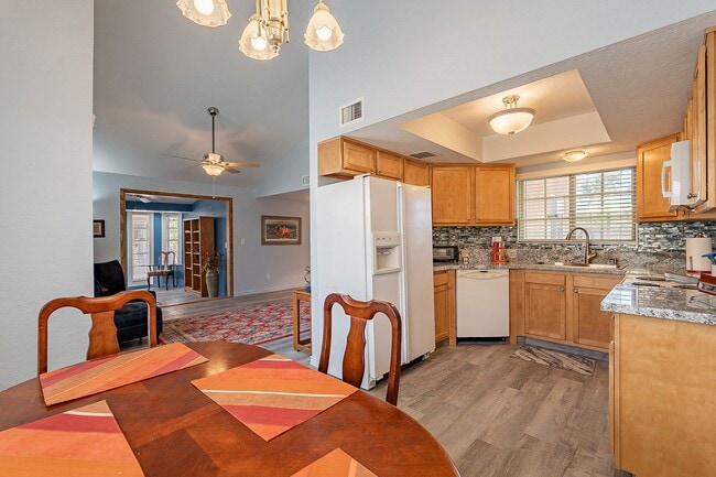 Building Photo - ATTRACTIVE  WEST CENTRAL 2 BEDROOM HOME W/...