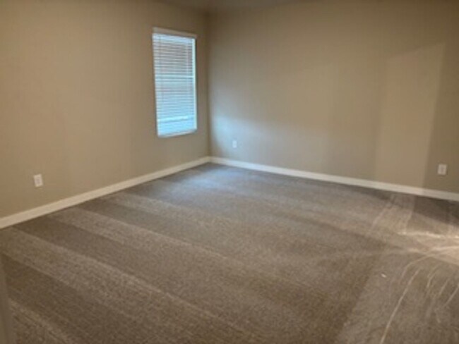 Building Photo - New Home! 1st month free!