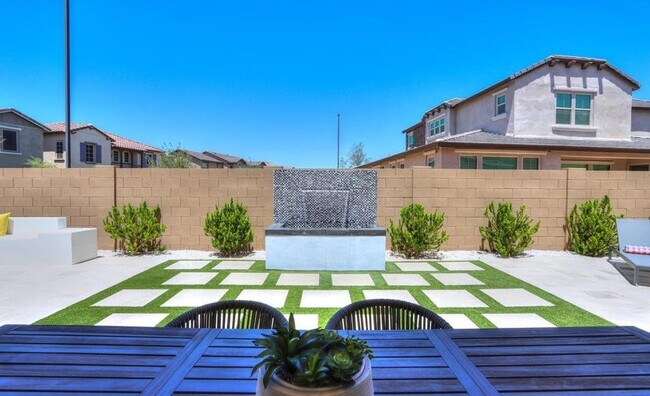 Building Photo - 948 W Yosemite Dr