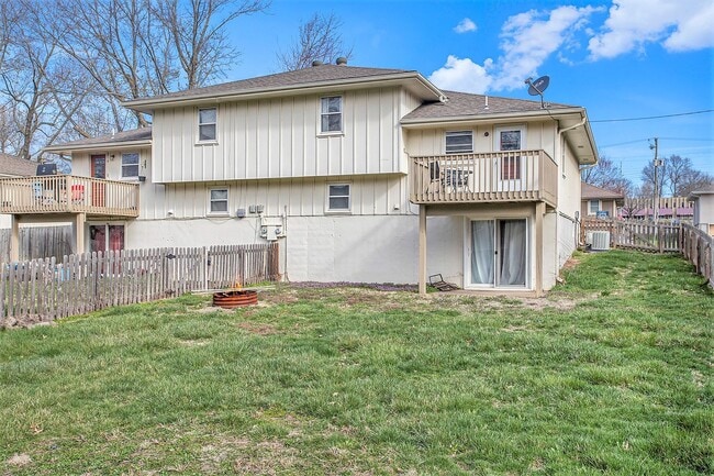 Building Photo - 3-Bed, 2-Bath huge duplex in Blue Springs!