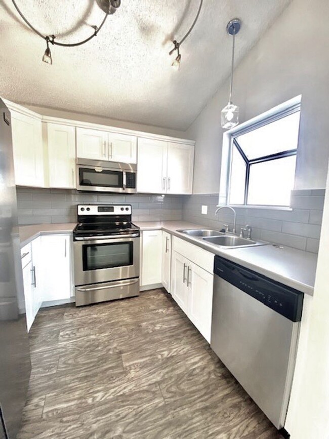 Building Photo - Lovely bi-level 3 bed/2 bath home with fen...