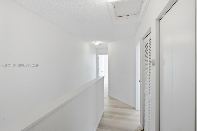 Building Photo - 2066 Madeira Dr