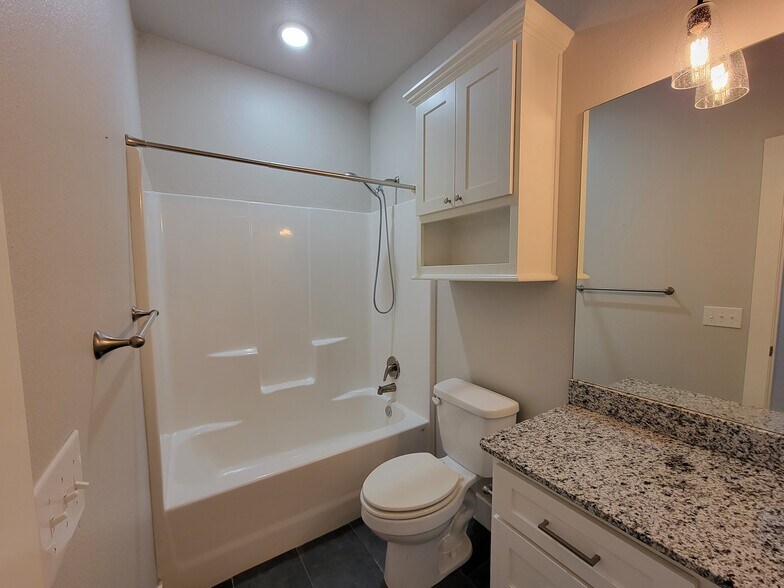 Building Photo - 17 Eastleigh Cir