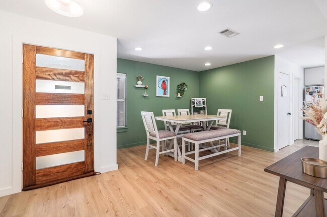 Building Photo - 2205 Trede Dr