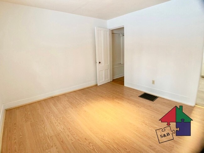 Building Photo - 300 Elm St