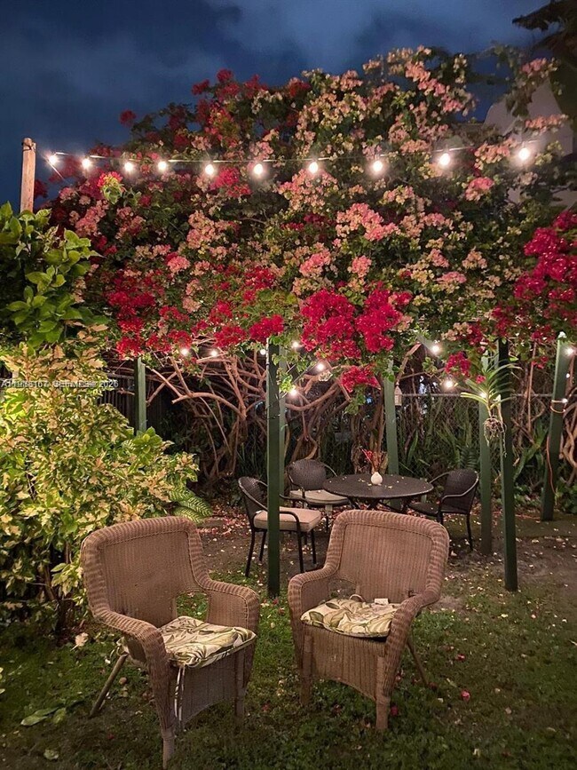 Building Photo - 833 10th St