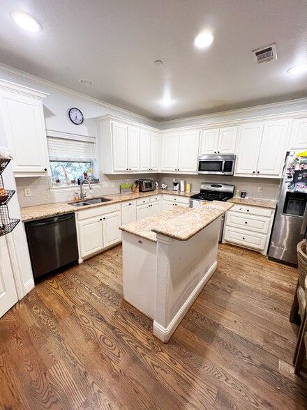 Building Photo - 3421 Normandy Ave