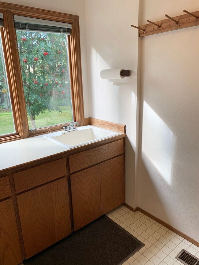 Building Photo - Oceanview 3BR 2.5BA | HUGE GARAGE | Washer & Dryer  | Dogs OK! >>> AVAILABLE NOW!